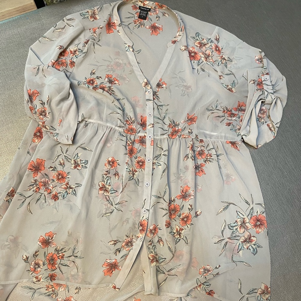 Torrid size 3 3X gray floral tunic top high low